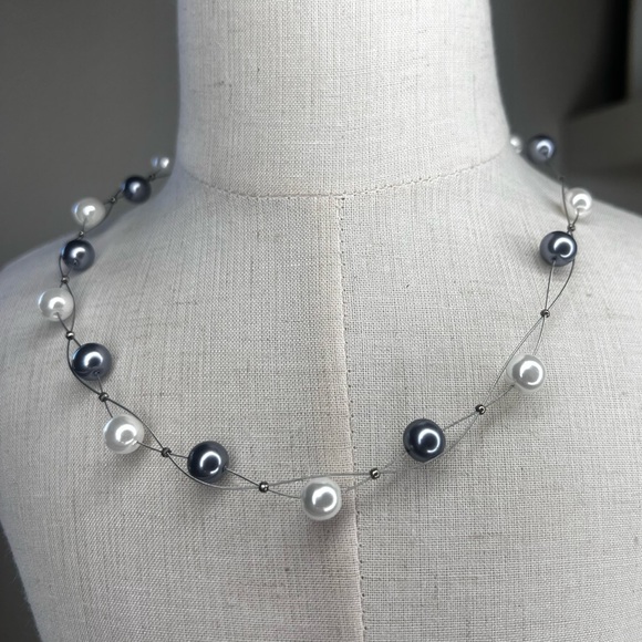 Silver wire floating gray and white faux pearl necklace good condition - Picture 4 of 7